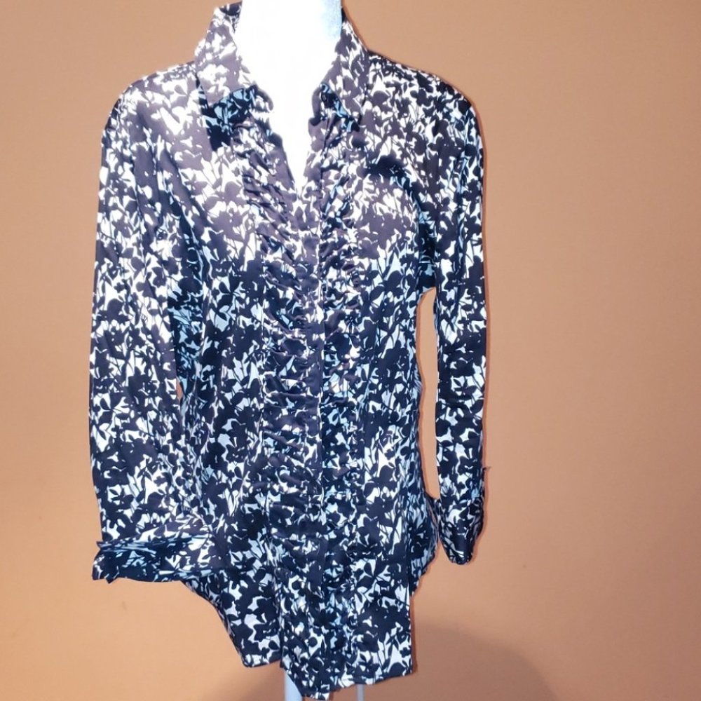 New York and Company black & white floral blouse Size L